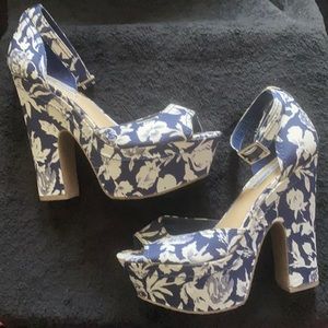 NAVY BLUE and WHITE PLATFORM STEVE MADDENS 9.5